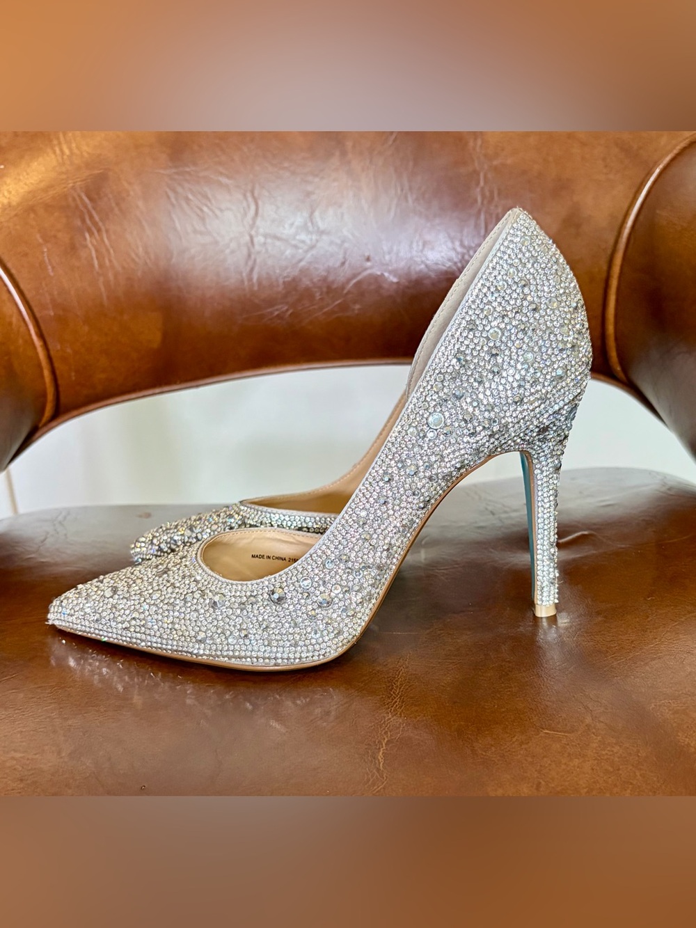 Betsey Johnson Womens Hazil Pump Silver Size 7.5 Blue bottom flaw on bottom